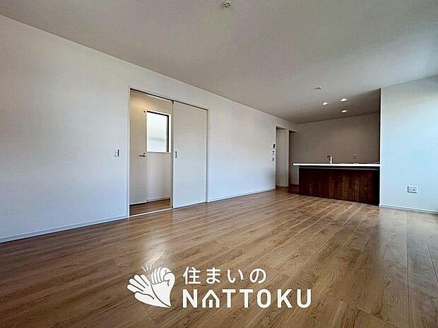 現地写真(リビング)
フローリング材には、木目、色調など木材特有の風合いがあり、ナチュラルな美しさになっています。