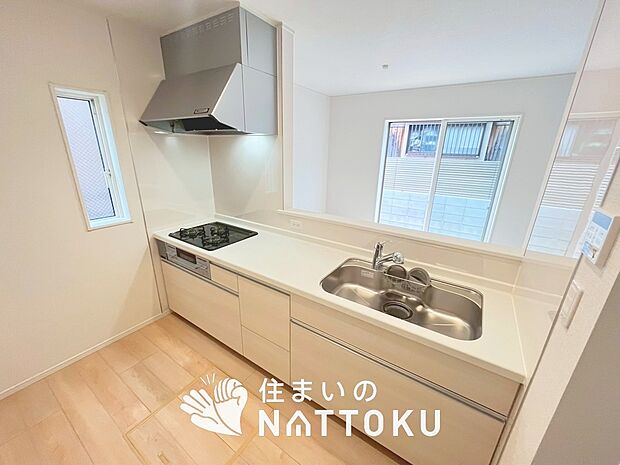 現地写真（キッチン）
収納たっぷりのシステムキッチン、浄水器付水栓を標準装備しています。
