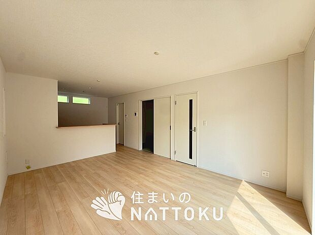 現地写真（リビング）
フローリング材には、木目、色調など木材特有の風合いがあり、ナチュラルな美しさになっています。
