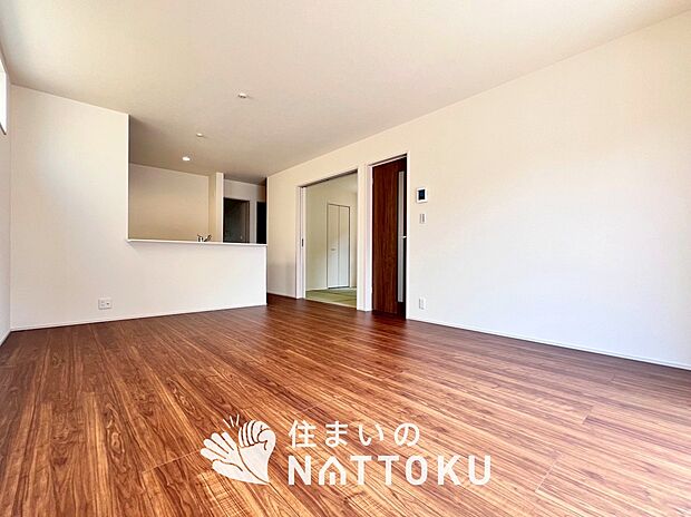 現地写真（リビング）
フローリング材には、木目、色調など木材特有の風合いがあり、ナチュラルな美しさになっています。