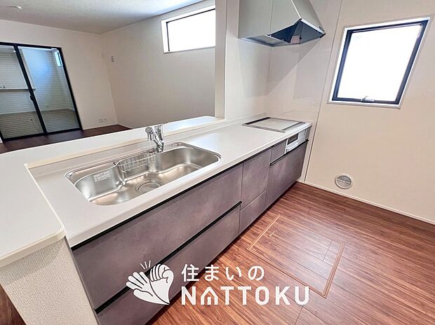 現地写真（キッチン）
収納たっぷりのシステムキッチン、浄水器付水栓を標準装備しています。