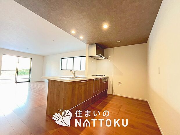 現地写真(キッチン)
収納たっぷりのシステムキッチン、浄水器付水栓を標準装備しています。