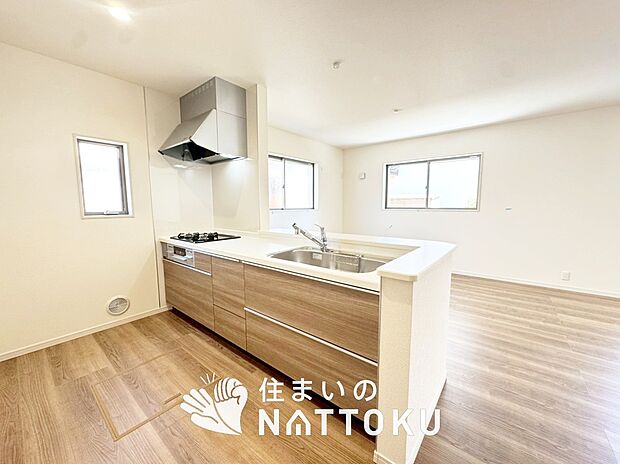 現地写真（キッチン）
収納たっぷりのシステムキッチン、浄水器付水栓を標準装備しています。