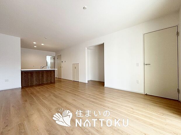 現地写真（リビング）
フローリング材には、木目、色調など木材特有の風合いがあり、ナチュラルな美しさになっています。