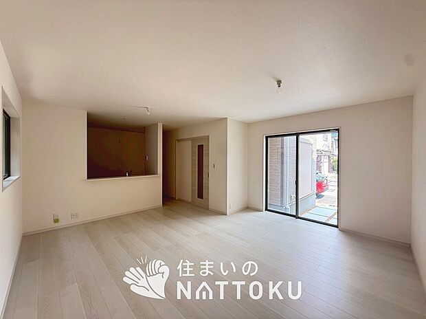 現地写真（リビング）
フローリング材には、木目、色調など木材特有の風合いがあり、ナチュラルな美しさになっています。
