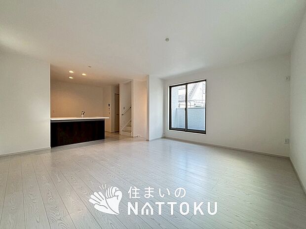 現地写真（リビング）
フローリング材には、木目、色調など木材特有の風合いがあり、ナチュラルな美しさになっています。
