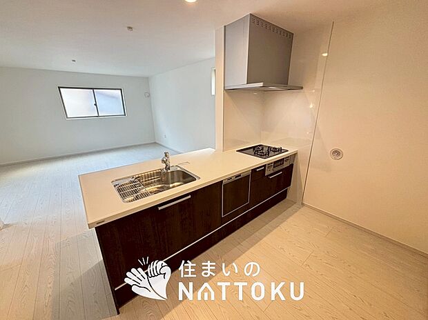 現地写真（キッチン）
収納たっぷりのシステムキッチン、浄水器付水栓を標準装備しています。
