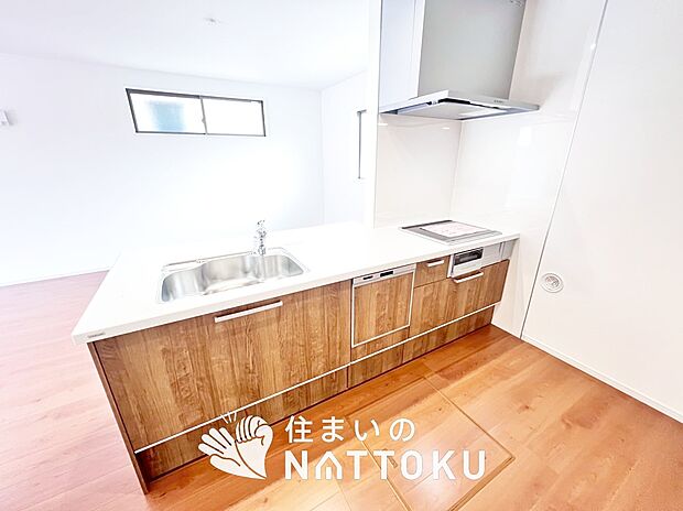 現地写真(キッチン)
収納たっぷりのシステムキッチン、浄水器付水栓を標準装備しています。