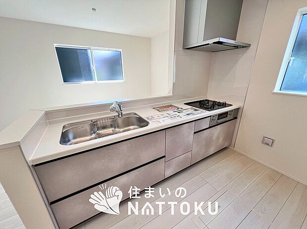 現地写真（キッチン）
収納たっぷりのシステムキッチン、浄水器付水栓を標準装備しています。