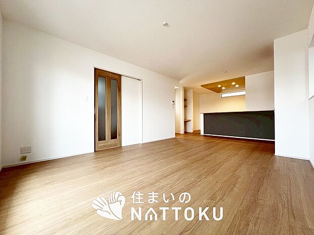 現地写真(リビング)
フローリング材には、木目、色調など木材特有の風合いがあり、ナチュラルな美しさになっています。