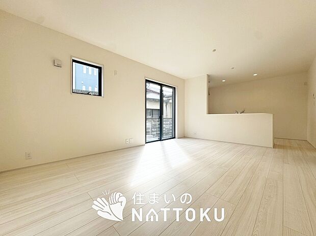 現地写真（リビング）
フローリング材には、木目、色調など木材特有の風合いがあり、ナチュラルな美しさになっています。