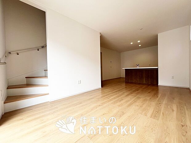 現地写真(リビング)
フローリング材には、木目、色調など木材特有の風合いがあり、ナチュラルな美しさになっています。