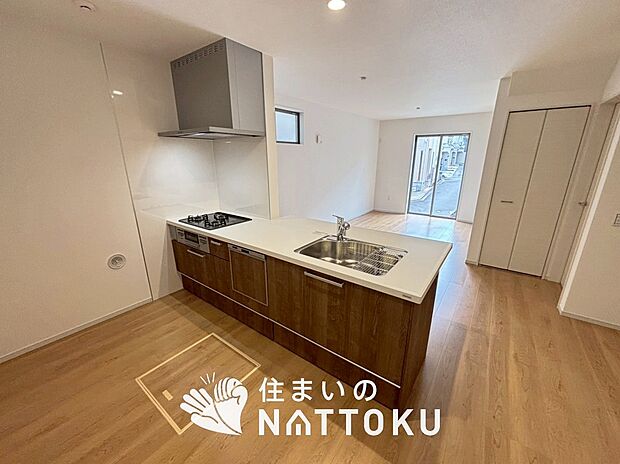 現地写真(キッチン)
収納たっぷりのシステムキッチン、浄水器付水栓を標準装備しています。