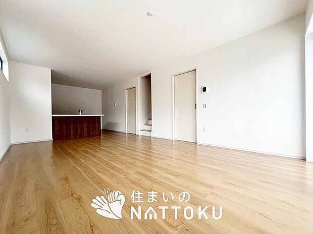 現地写真(リビング)
フローリング材には、木目、色調など木材特有の風合いがあり、ナチュラルな美しさになっています。