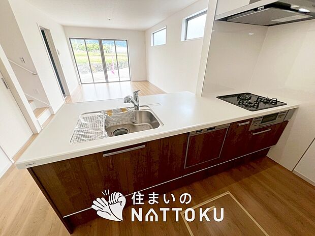 現地写真(キッチン)
収納たっぷりのシステムキッチン、浄水器付水栓を標準装備しています。