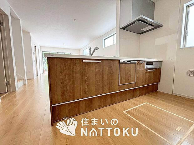 現地写真（キッチン）
収納たっぷりのシステムキッチン、浄水器付水栓を標準装備しています。