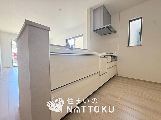 現地写真(キッチン)
収納たっぷりのシステムキッチン、浄水器付水栓を標準装備しています。