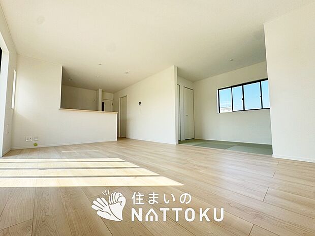 現地写真（リビング）
フローリング材には、木目、色調など木材特有の風合いがあり、ナチュラルな美しさになっています。