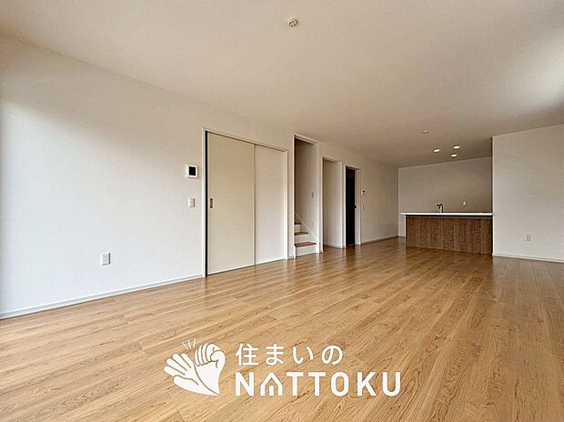 現地写真（リビング）
フローリング材には、木目、色調など木材特有の風合いがあり、ナチュラルな美しさになっています。
