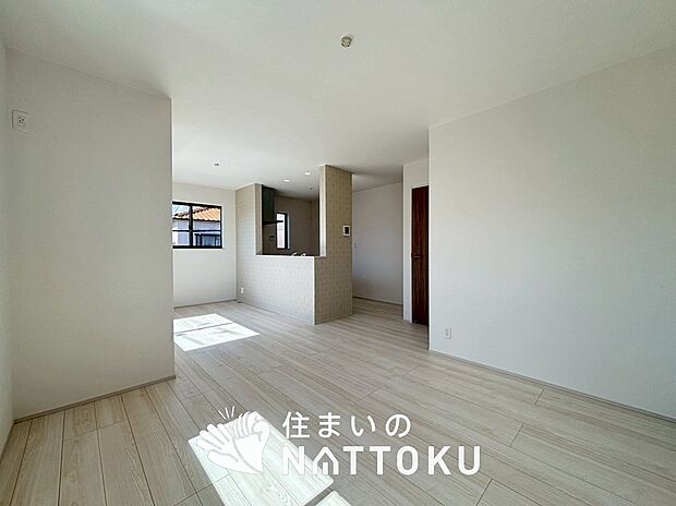 現地写真(リビング)
フローリング材には、木目、色調など木材特有の風合いがあり、ナチュラルな美しさになっています。