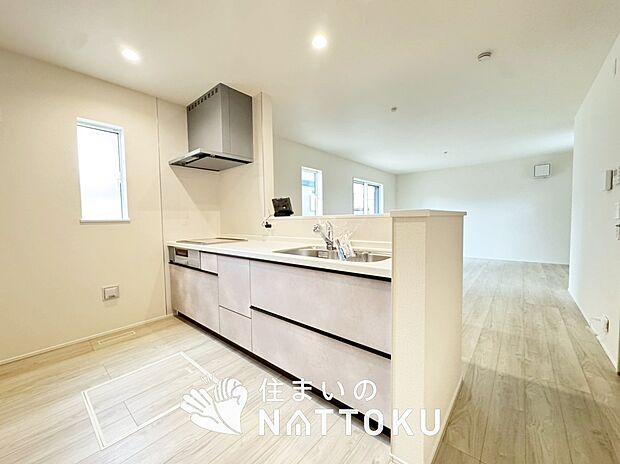 現地写真（キッチン）
収納たっぷりのシステムキッチン、浄水器付水栓を標準装備しています。