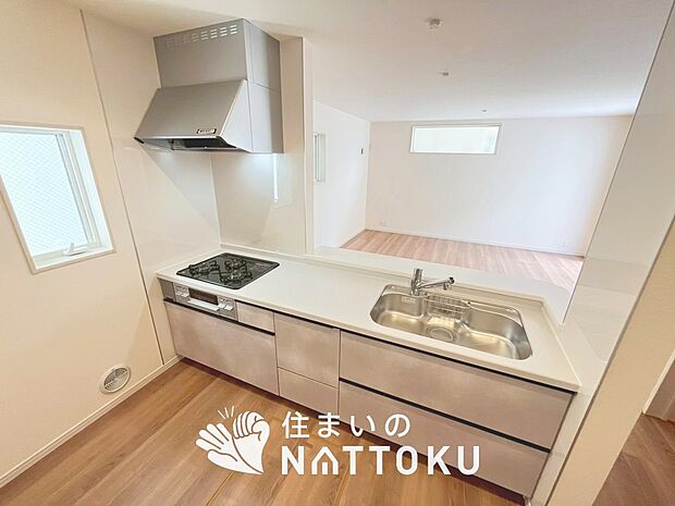 現地写真（キッチン）
収納たっぷりのシステムキッチン、浄水器付水栓を標準装備しています。