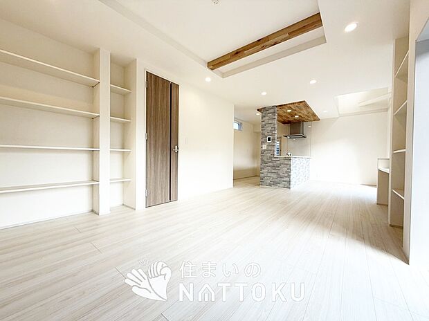 現地写真(リビング)
フローリング材には、木目、色調など木材特有の風合いがあり、ナチュラルな美しさになっています。