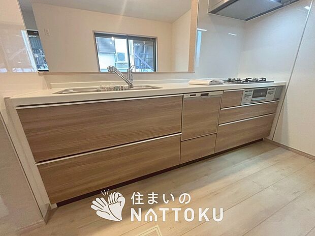 現地写真（キッチン）
収納たっぷりのシステムキッチン、浄水器付水栓を標準装備しています。
