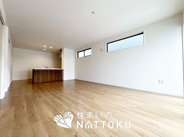 現地写真（リビング）
フローリング材には、木目、色調など木材特有の風合いがあり、ナチュラルな美しさになっています。