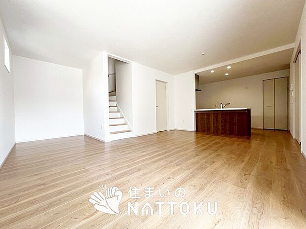 現地写真(リビング)
フローリング材には、木目、色調など木材特有の風合いがあり、ナチュラルな美しさになっています。