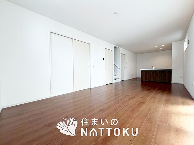 現地写真（リビング）
フローリング材には、木目、色調など木材特有の風合いがあり、ナチュラルな美しさになっています。