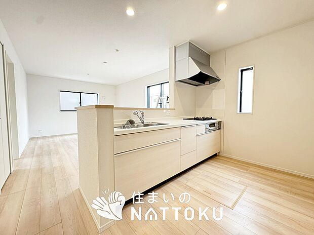 現地写真（キッチン）
収納たっぷりのシステムキッチン、浄水器付水栓を標準装備しています。