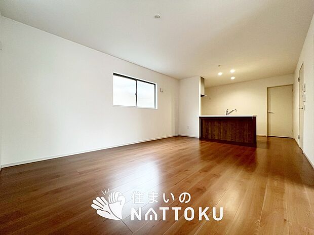 現地写真（リビング）
フローリング材には、木目、色調など木材特有の風合いがあり、ナチュラルな美しさになっています。