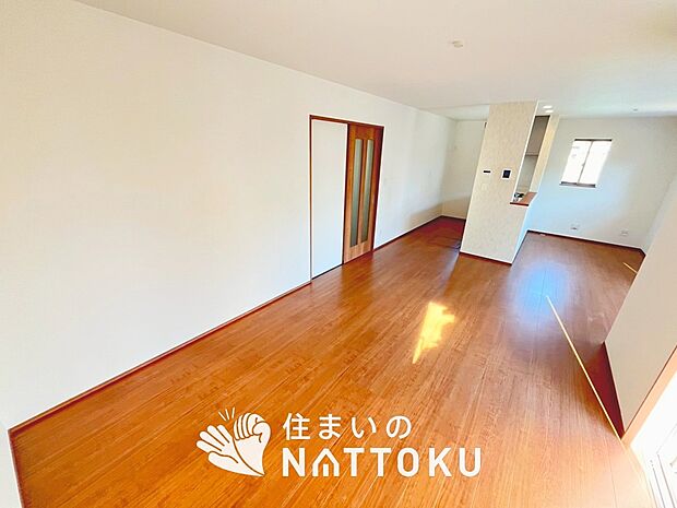 現地写真（リビング）
フローリング材には、木目、色調など木材特有の風合いがあり、ナチュラルな美しさになっています。
