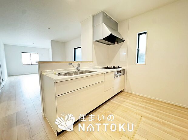 現地写真(キッチン)
収納たっぷりのシステムキッチン、浄水器付水栓を標準装備しています。