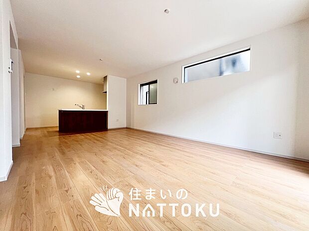 現地写真(リビング)
フローリング材には、木目、色調など木材特有の風合いがあり、ナチュラルな美しさになっています。