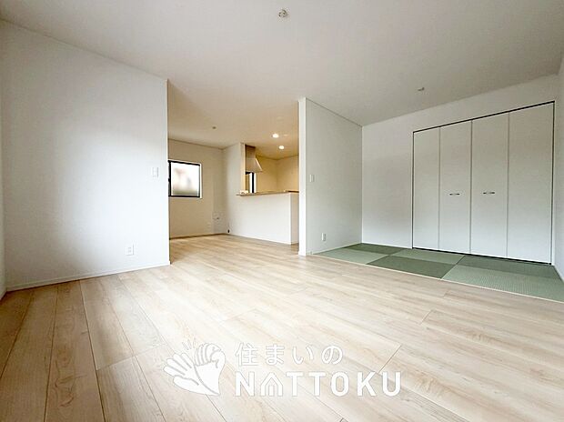 現地写真（リビング）
フローリング材には、木目、色調など木材特有の風合いがあり、ナチュラルな美しさになっています。