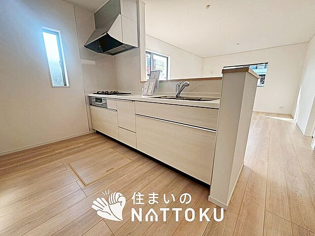 現地写真(キッチン)
収納たっぷりのシステムキッチン、浄水器付水栓を標準装備しています。