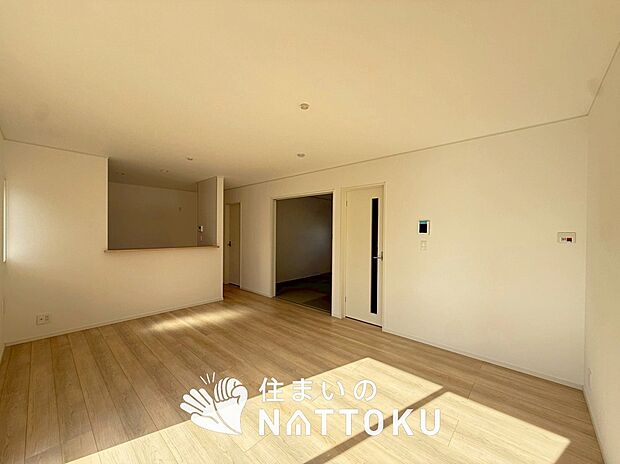 現地写真（リビング）
フローリング材には、木目、色調など木材特有の風合いがあり、ナチュラルな美しさになっています。
