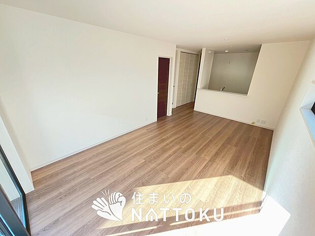 現地写真（リビング）
フローリング材には、木目、色調など木材特有の風合いがあり、ナチュラルな美しさになっています。
