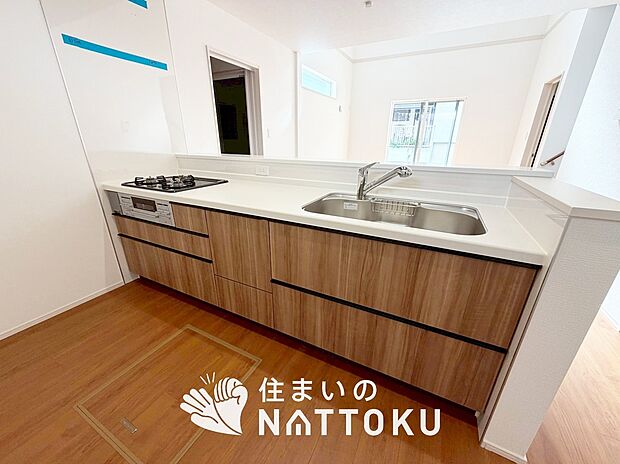 現地写真（キッチン）
収納たっぷりのシステムキッチン、浄水器付水栓を標準装備しています。