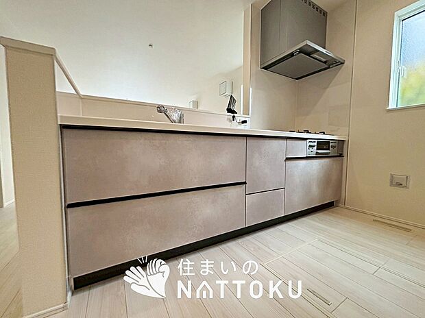 現地写真（キッチン）
収納たっぷりのシステムキッチン、浄水器付水栓を標準装備しています。