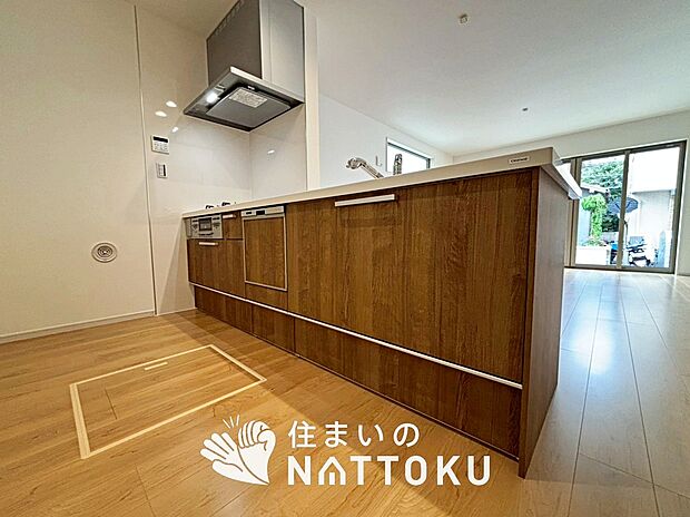 現地写真（キッチン）
収納たっぷりのシステムキッチン、浄水器付水栓を標準装備しています。