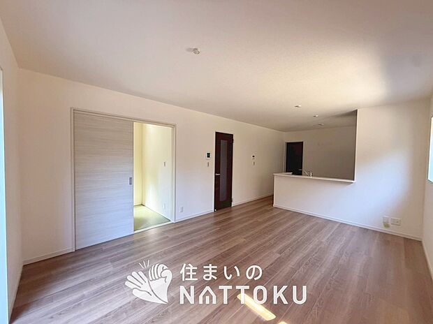 現地写真（リビング）
フローリング材には、木目、色調など木材特有の風合いがあり、ナチュラルな美しさになっています。
