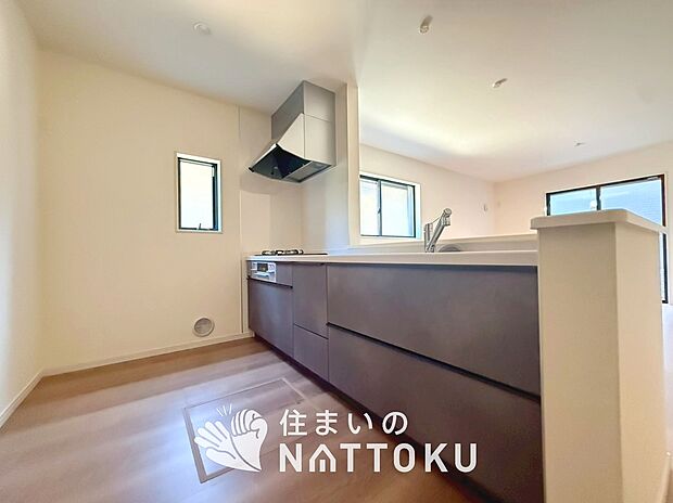 現地写真（キッチン）
収納たっぷりのシステムキッチン、浄水器付水栓を標準装備しています。
