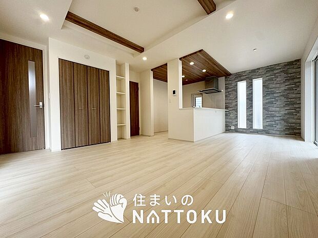 現地写真（リビング）
フローリング材には、木目、色調など木材特有の風合いがあり、ナチュラルな美しさになっています。
