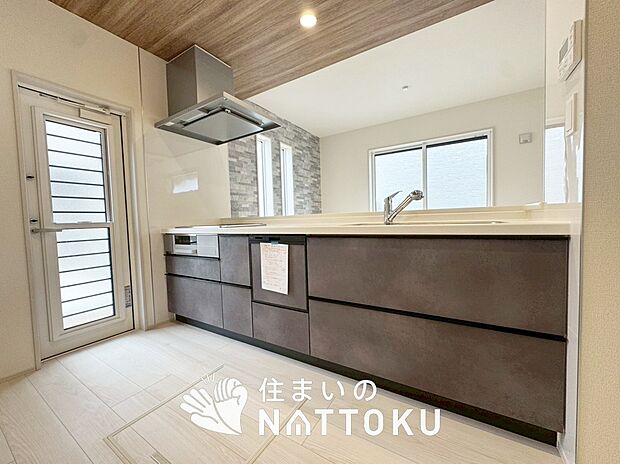 現地写真（キッチン）
収納たっぷりのシステムキッチン、浄水器付水栓を標準装備しています。
