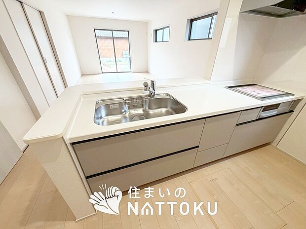 現地写真(キッチン)
収納たっぷりのシステムキッチン、浄水器付水栓を標準装備しています。