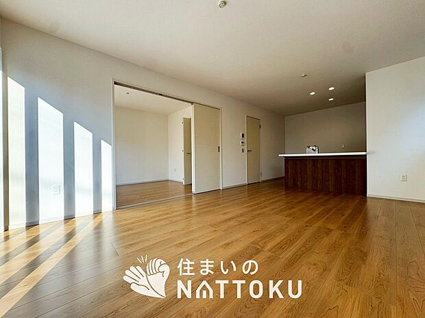 現地写真(リビング)
フローリング材には、木目、色調など木材特有の風合いがあり、ナチュラルな美しさになっています。