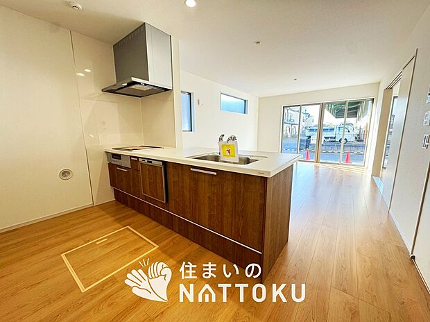 現地写真(キッチン)
収納たっぷりのシステムキッチン、浄水器付水栓を標準装備しています。